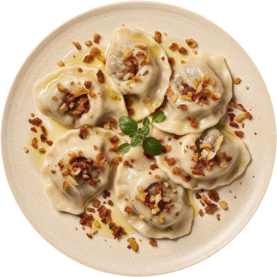 Acht Pierogi mit Fleisch, glänzend von Butter, mit Grieben und Zwiebeln